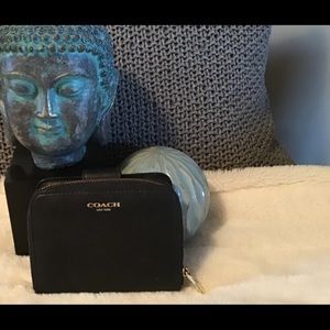 COACH WALLET - Black Leather. Small zip around.